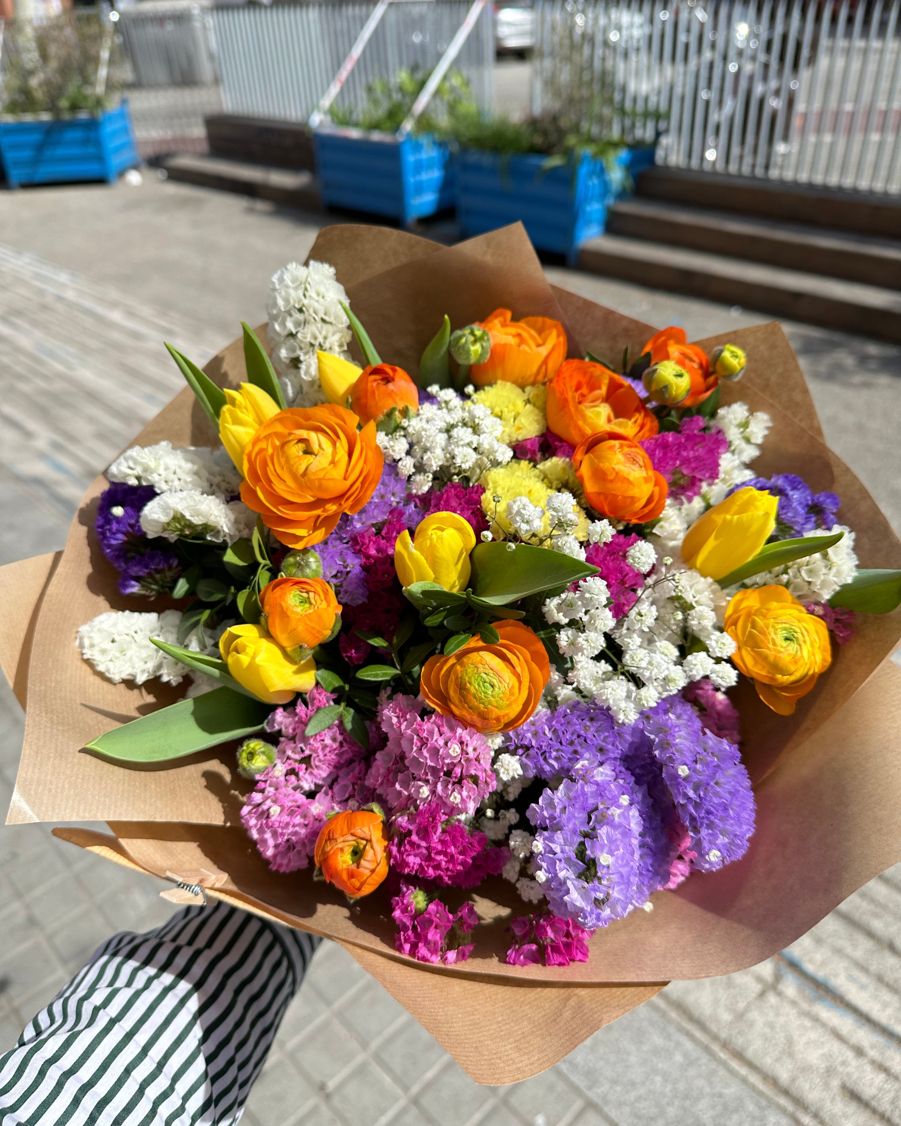 RAMO VARIADO CON TULIPANES